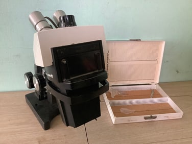 Bausch & Lomb stereo zoom 7 microscope with stand,slides case and one slide