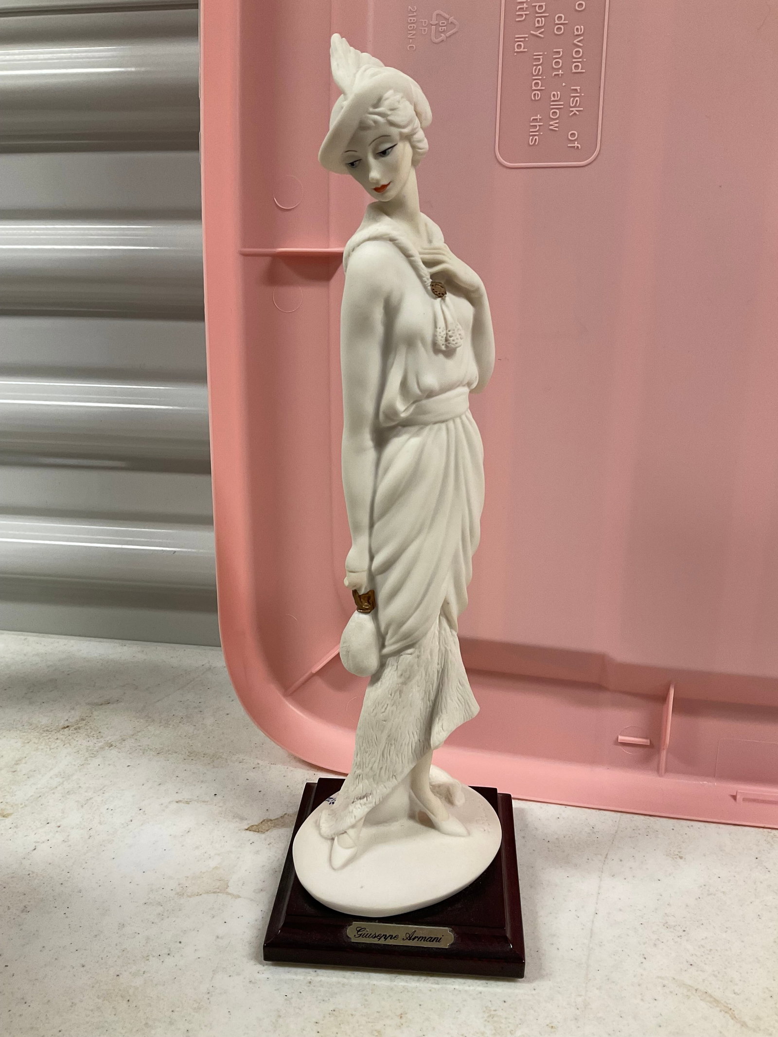Giuseppe Armani "Lady with Bag" 1987 Italy statue 11 in tal: Giuseppe Armani "Lady with Bag" 1987 Italy statue 11 in tal