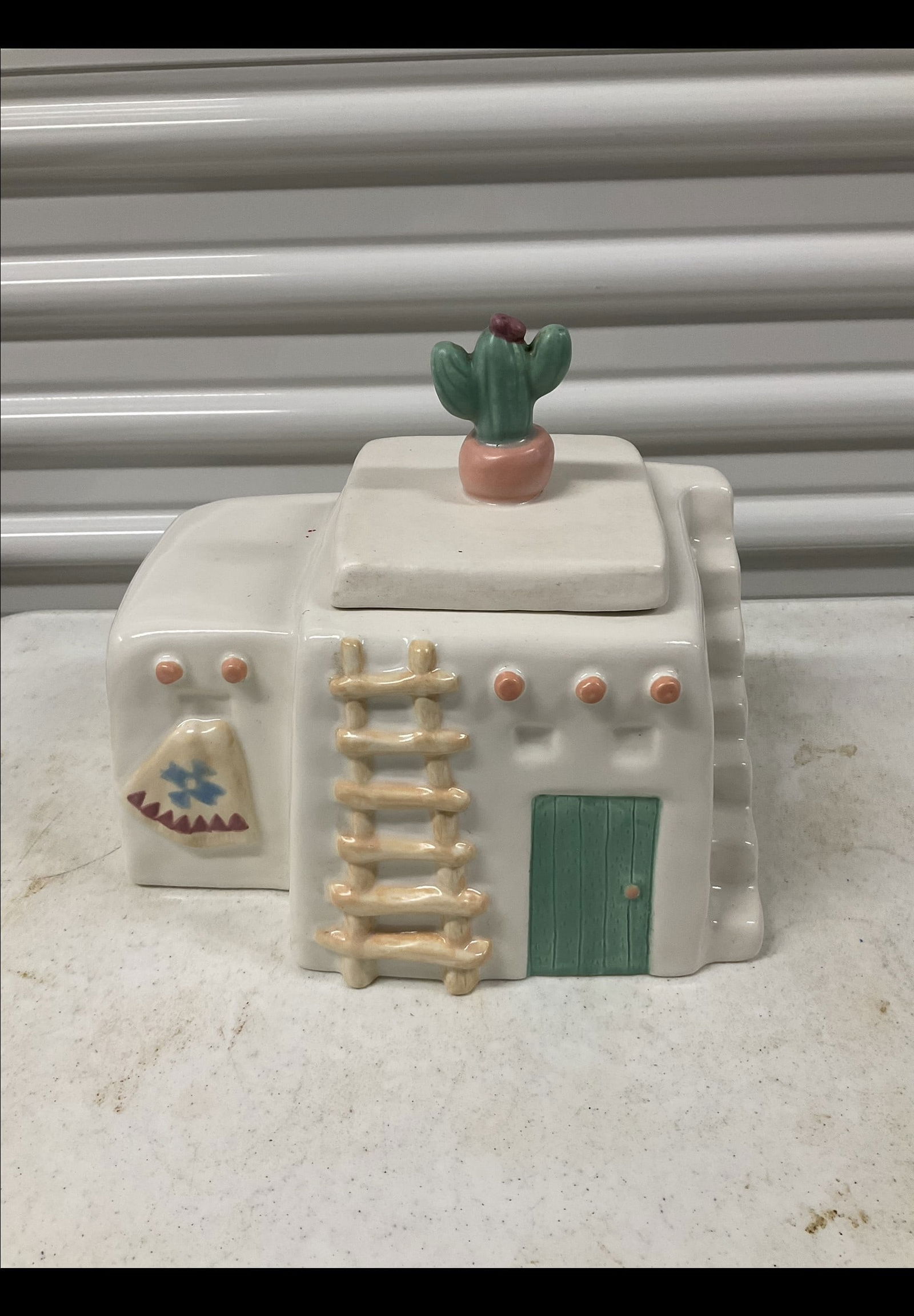 Vintage Pueblo cookie jar 11in: Vintage Pueblo cookie jar 11in