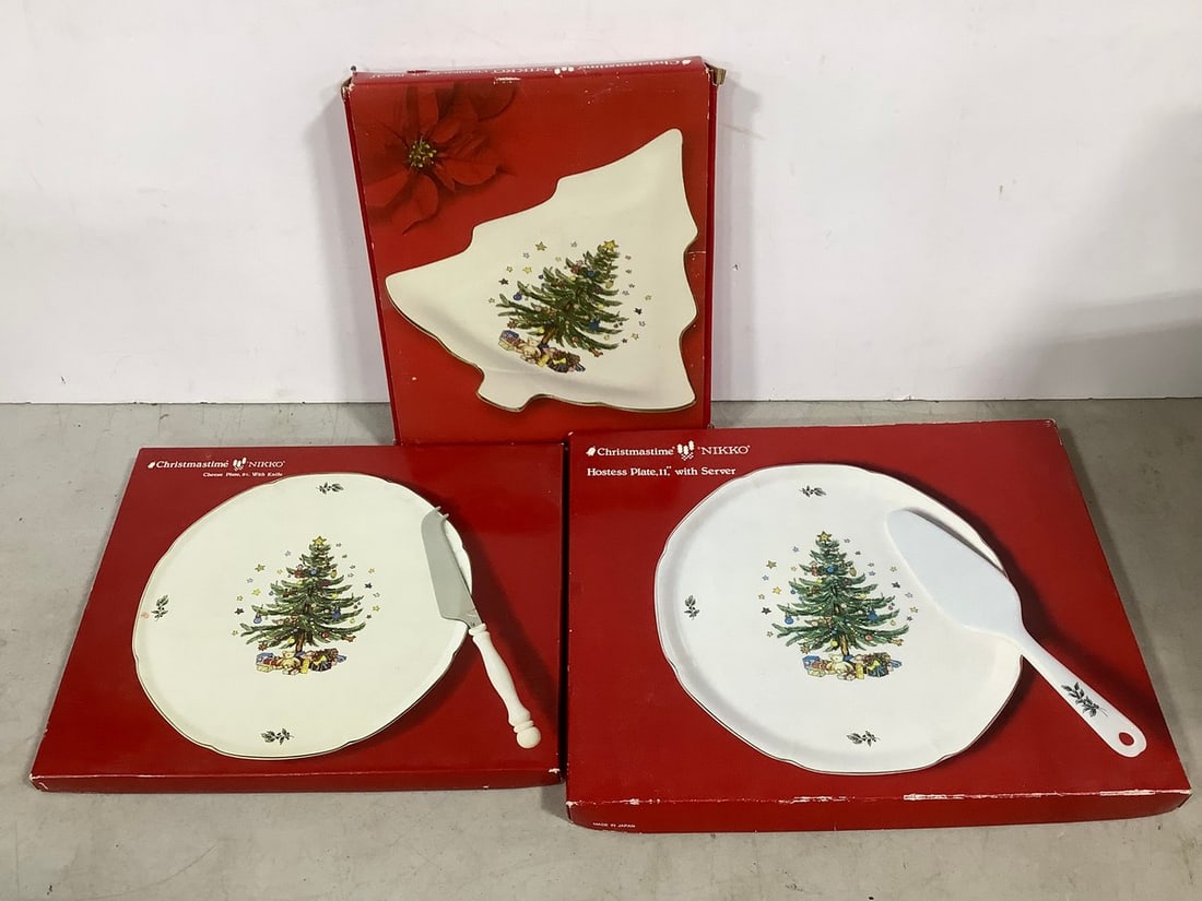 Nikko 'Christmas Time' Ceramic Plates: Nikko 'Christmas Time' Ceramic Plates