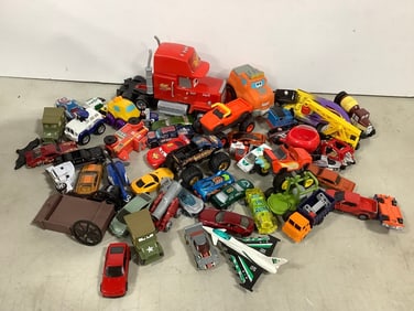 Various toy cars(Hot Wheels and more)