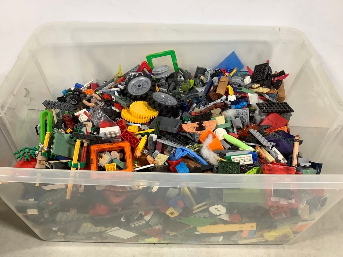 Large bin of Legos and more: Large bin of Legos and more