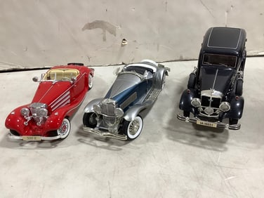Various toy car models(ERTL, Maisto-Mercedes Benz 500k typ specialroadster, and more)