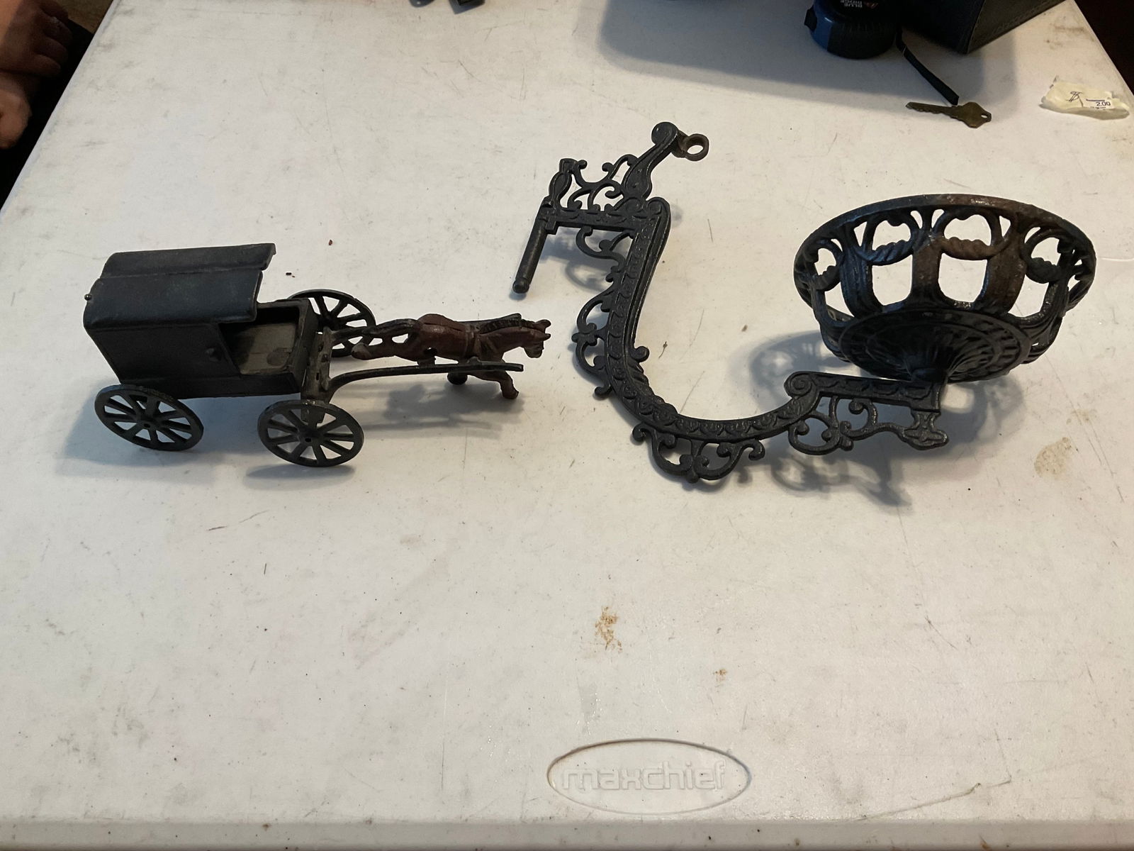 lot of cast iron items: lot of cast iron items