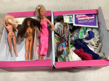 Vintage Barbie Fashion doll trunk with Barbies and accessories inside