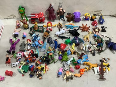 Various tys/mini figures(Teenage Mutant Ninja Turtles, Minions, Peppa Pig, and more)