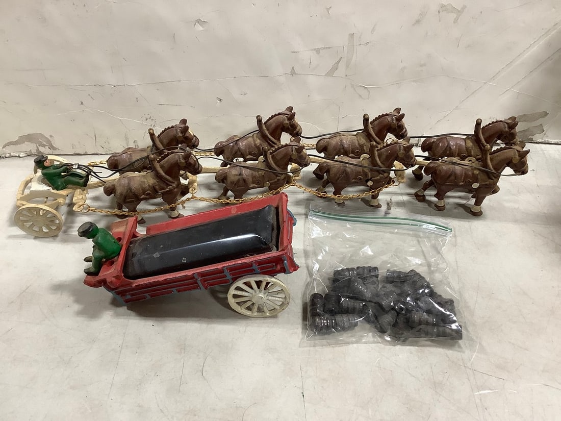 Vintage metal horse carriage children's toys: Vintage metal horse carriage children's toys