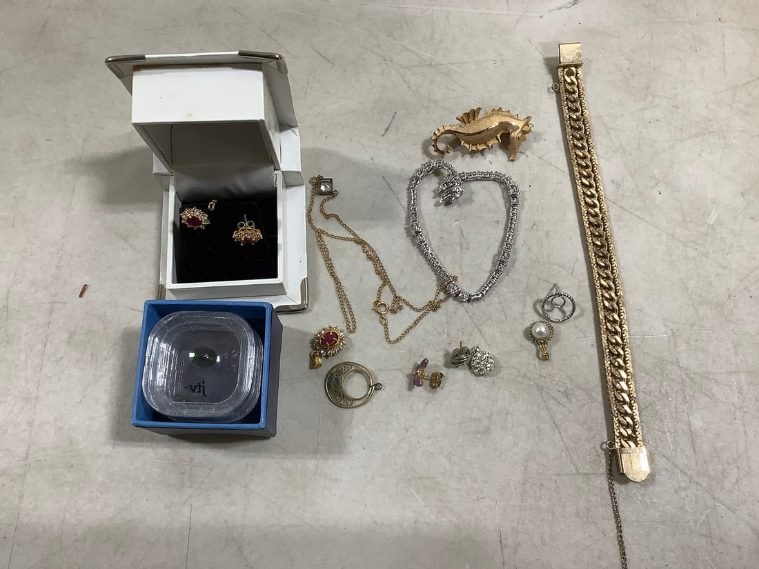Costume jewelry(bracelets and more): Costume jewelry(bracelets and more)