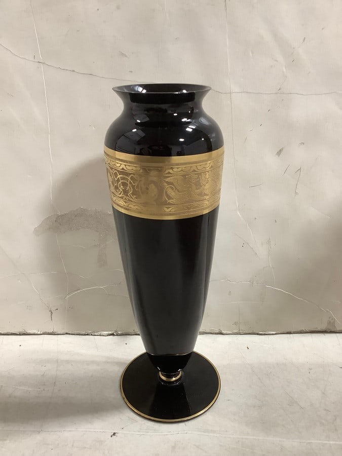 Porcelain vase(9.5in.tall): Porcelain vase(9.5in.tall)