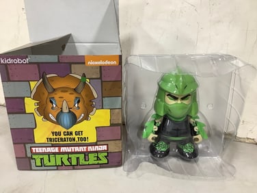 Teenage Mutant Ninja Turtles kidrobot Shredder collectible vinyl art(new in box)