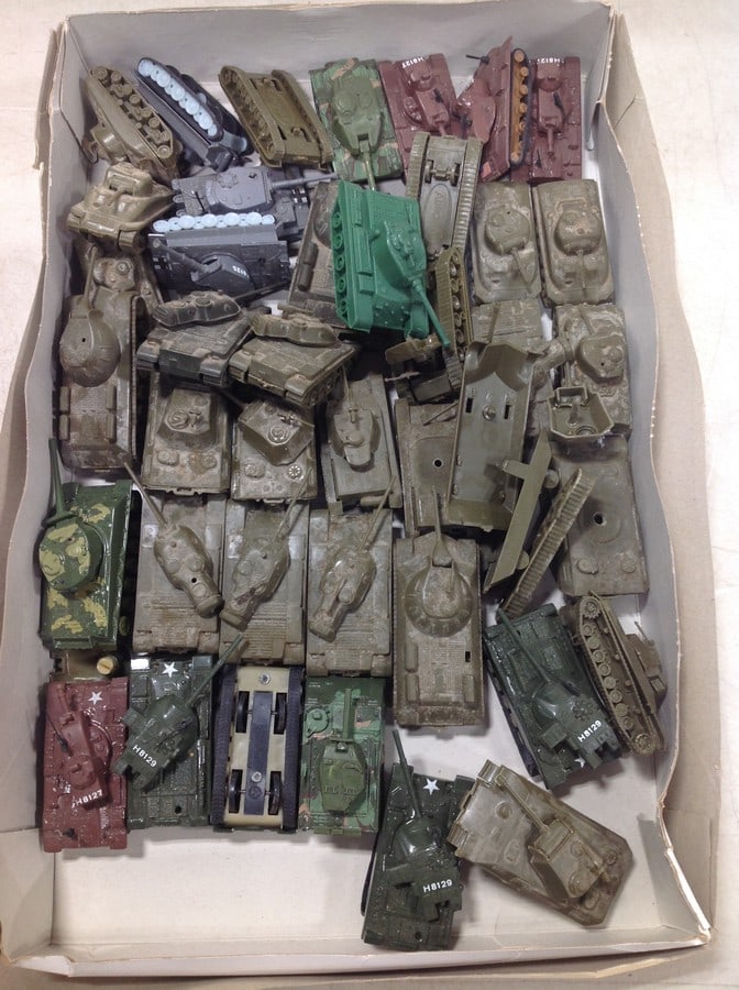 Plastic toy tanks: Plastic toy tanks