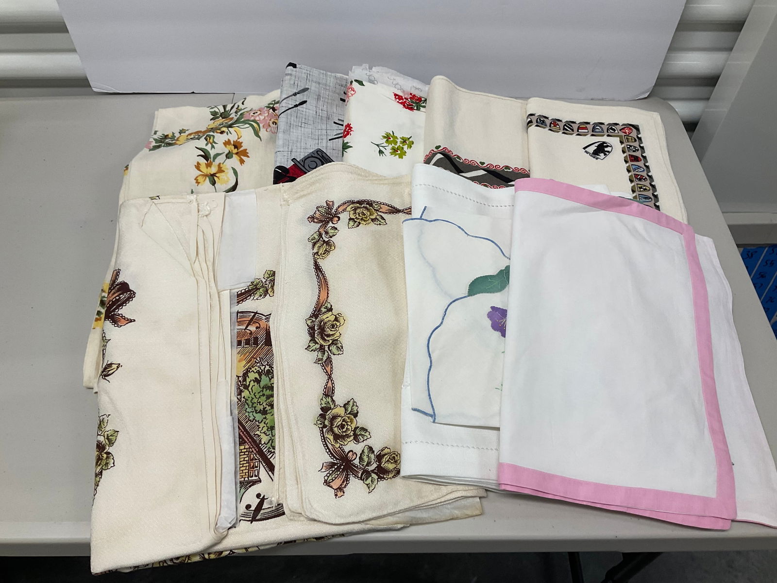 Lot of tablecloths and table linens: Lot of tablecloths and table linens