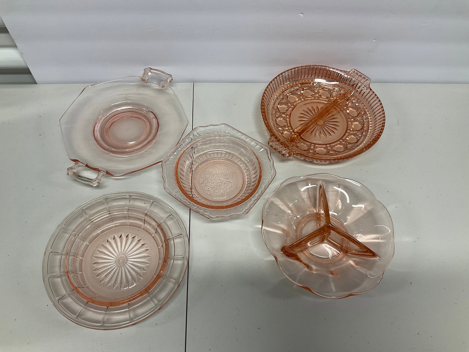 Lot pink depression glass: Lot pink depression glass