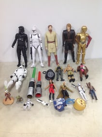 Various children's toys(Star Wars figures, lightsabers, wrestling figures, and more)