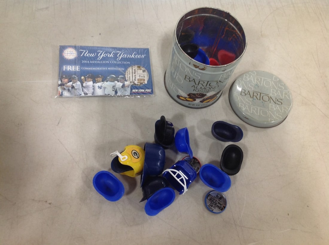 New York Yankees 2004 medallion and collectible mini caps (1 of 1)
