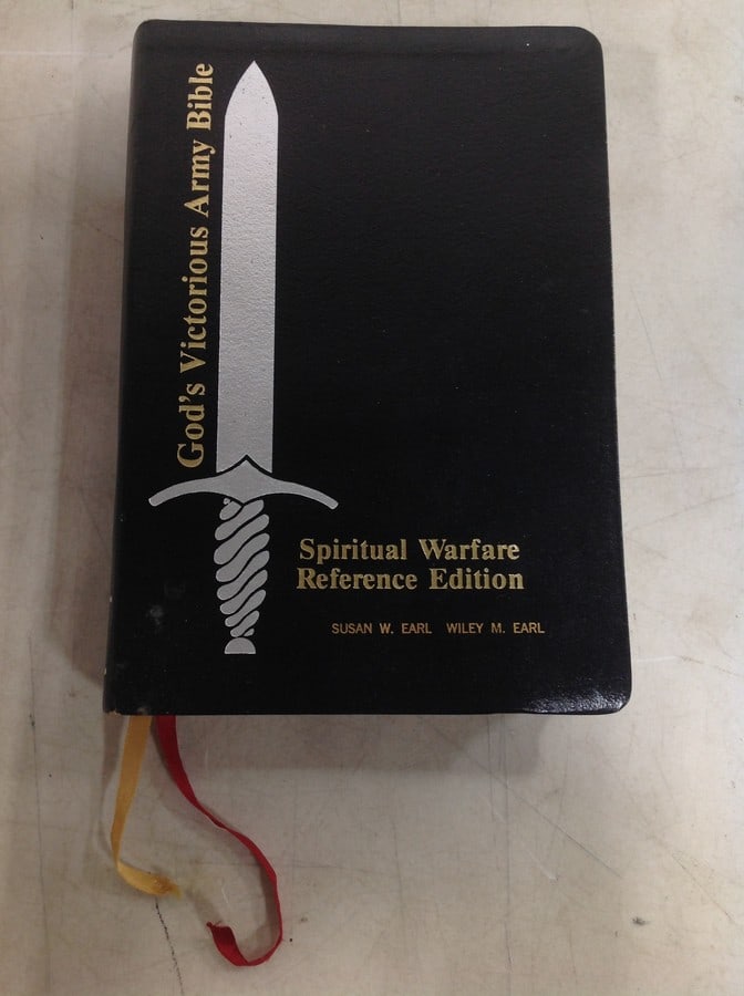 Gods Victorious Army Bible - Spiritual Warfare Reference Edition
