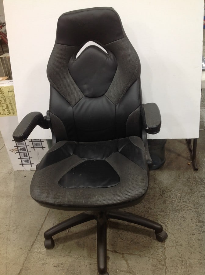 Gaming chair with wheels(adjustable height) (1 of 1)
