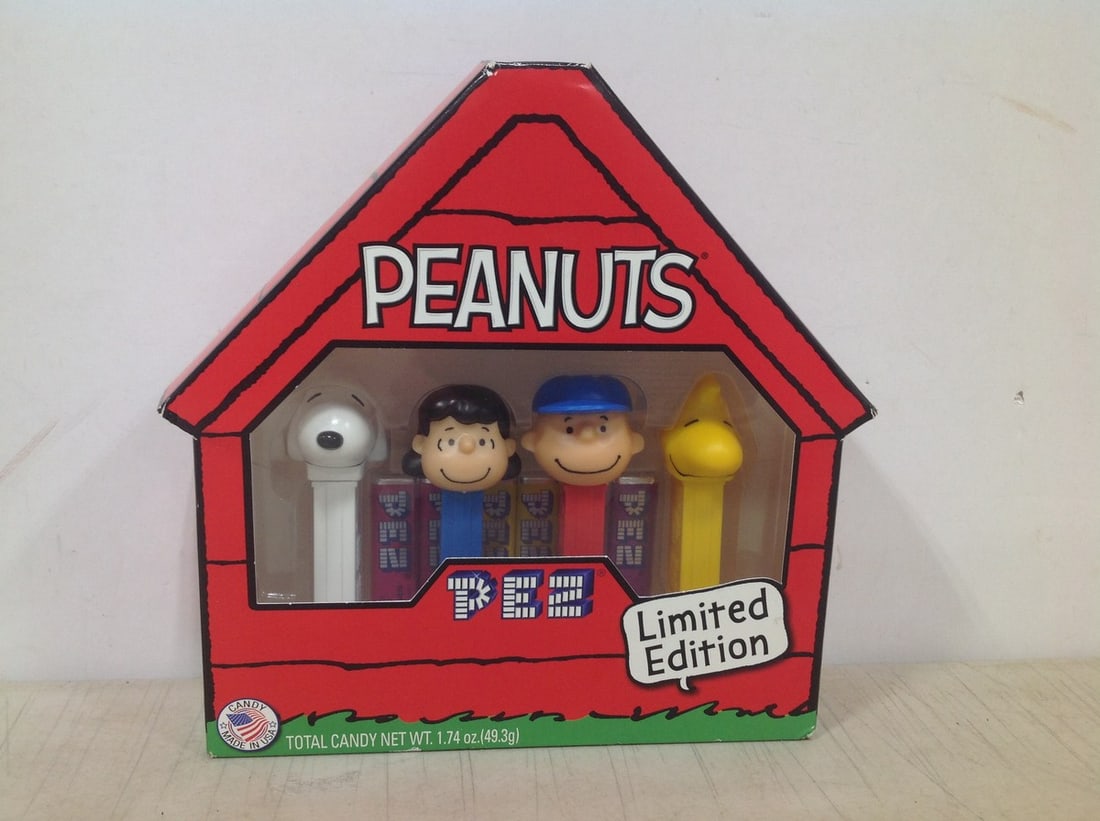 Peanuts Pez Collectibles *NEW IN BOX*: Peanuts Pez Collectibles *NEW IN BOX*