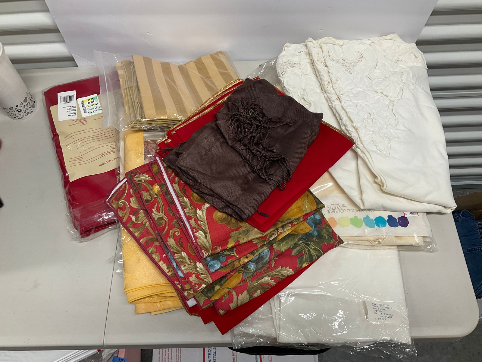 lot of tablecloths, placemats and more: lot of tablecloths, placemats and more