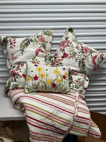 lot of conforador, pillows and more