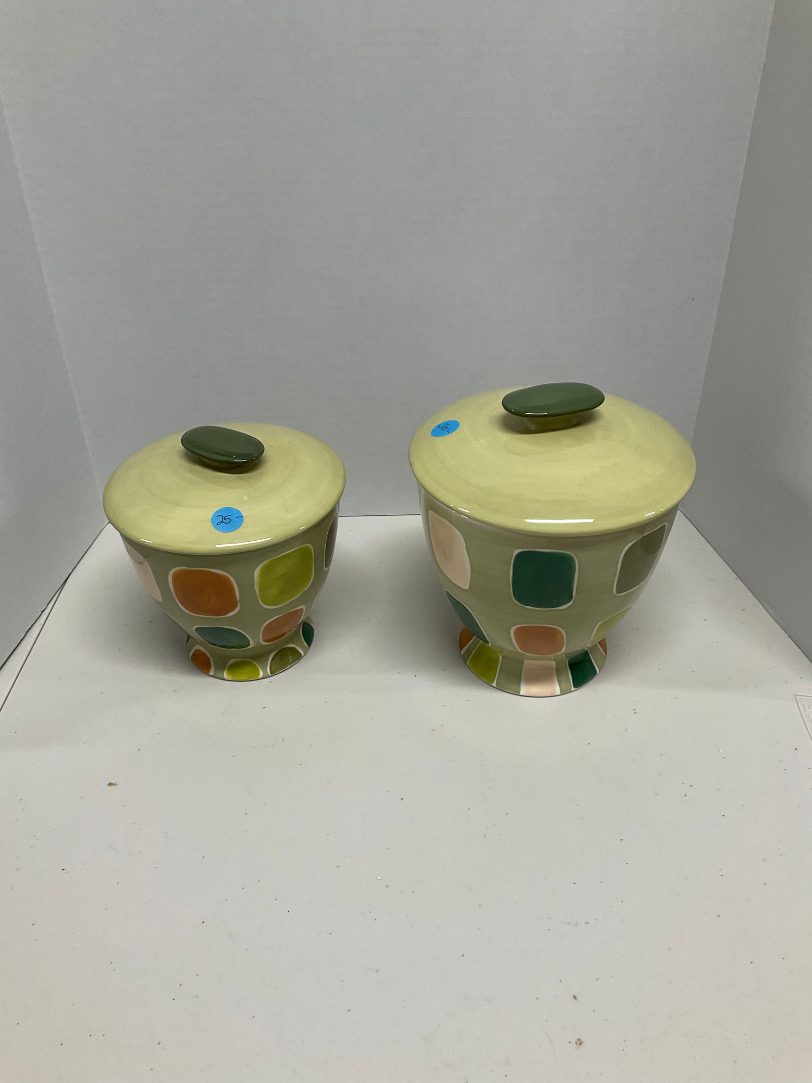 Lot of two storage jars (1 of 1)