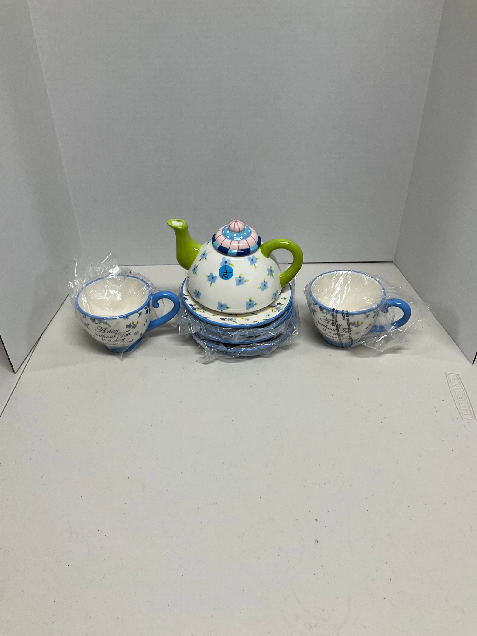 Lot of tea pot, cups and plates: Lot of tea pot, cups and plates