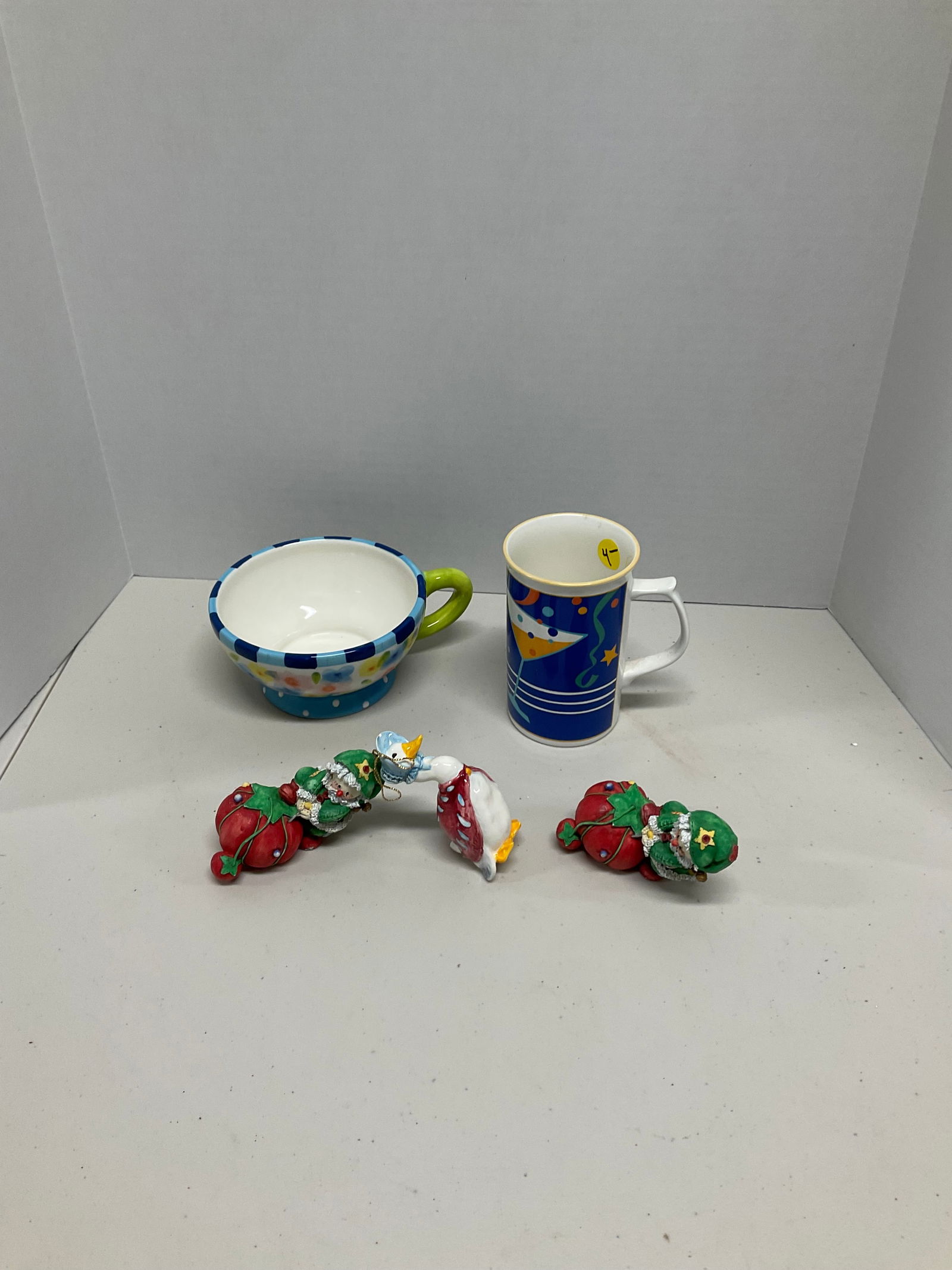 Lot of cups and ceramic figures: Lot of cups and ceramic figures