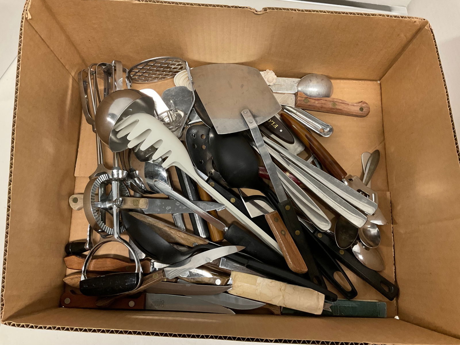 Assortment of kitchen utensils (1 of 1)