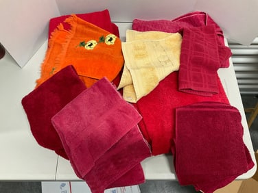 Lot of assorted towels