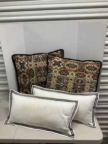 lot of 4 decorative pillows