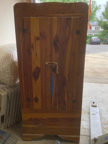 1940s Wooden Cedar Chest (62.5inx20inx28in)