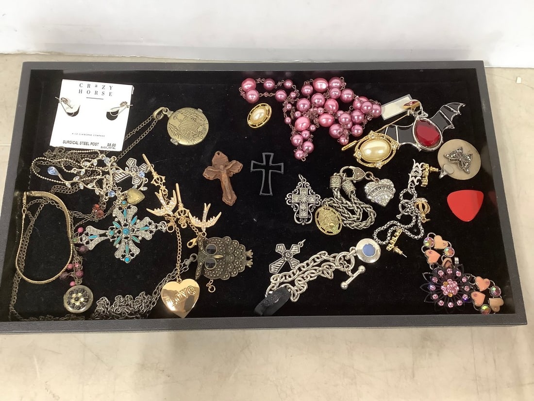 Various Costume Jewelry (Necklaces, Bracelets, Pendants, and more) (1 of 1)