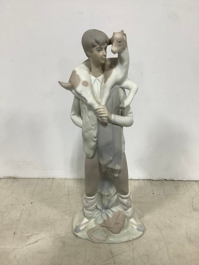 Lladro Ceramic Statue (11in Tall) (1 of 1)