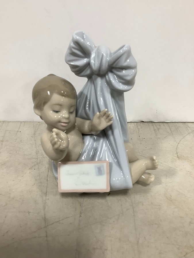 Lladro Ceramic Statue (6in Tall) (1 of 1)