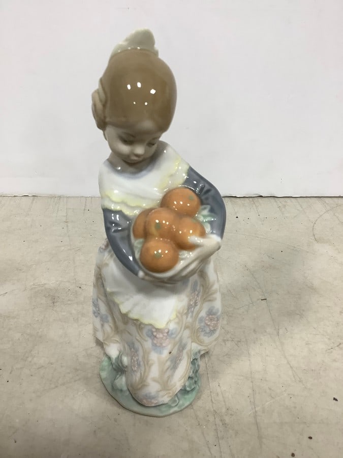 Lladro Ceramic Statue (5.5in Tall) (1 of 1)