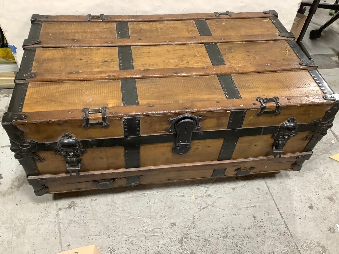 Vintage Wooden Chest (17inx36inx21in): Vintage Wooden Chest (17inx36inx21in)