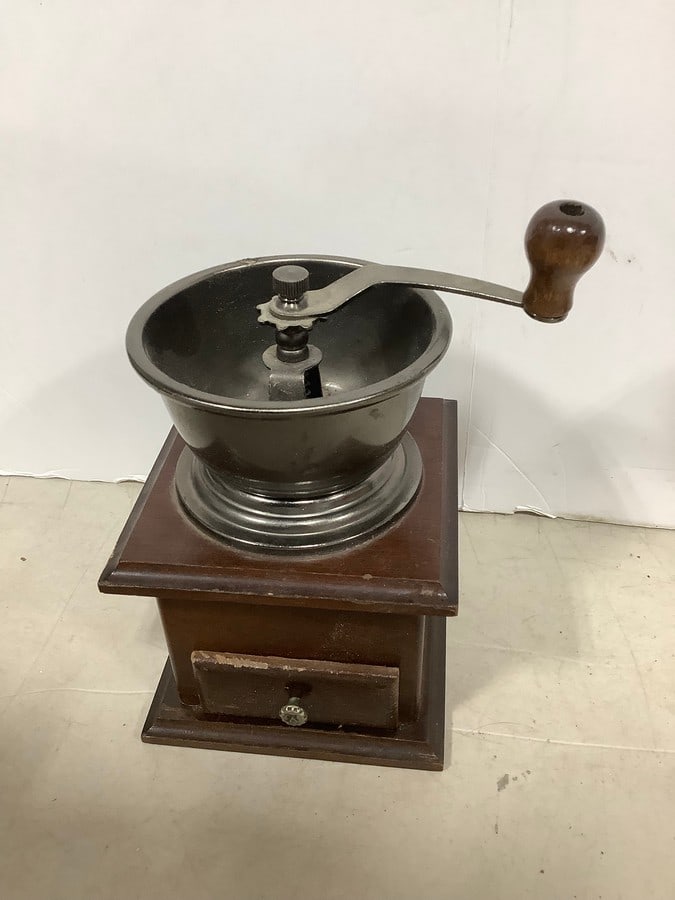 Vintage Coffee Grinder (8in Tall): Vintage Coffee Grinder (8in Tall)