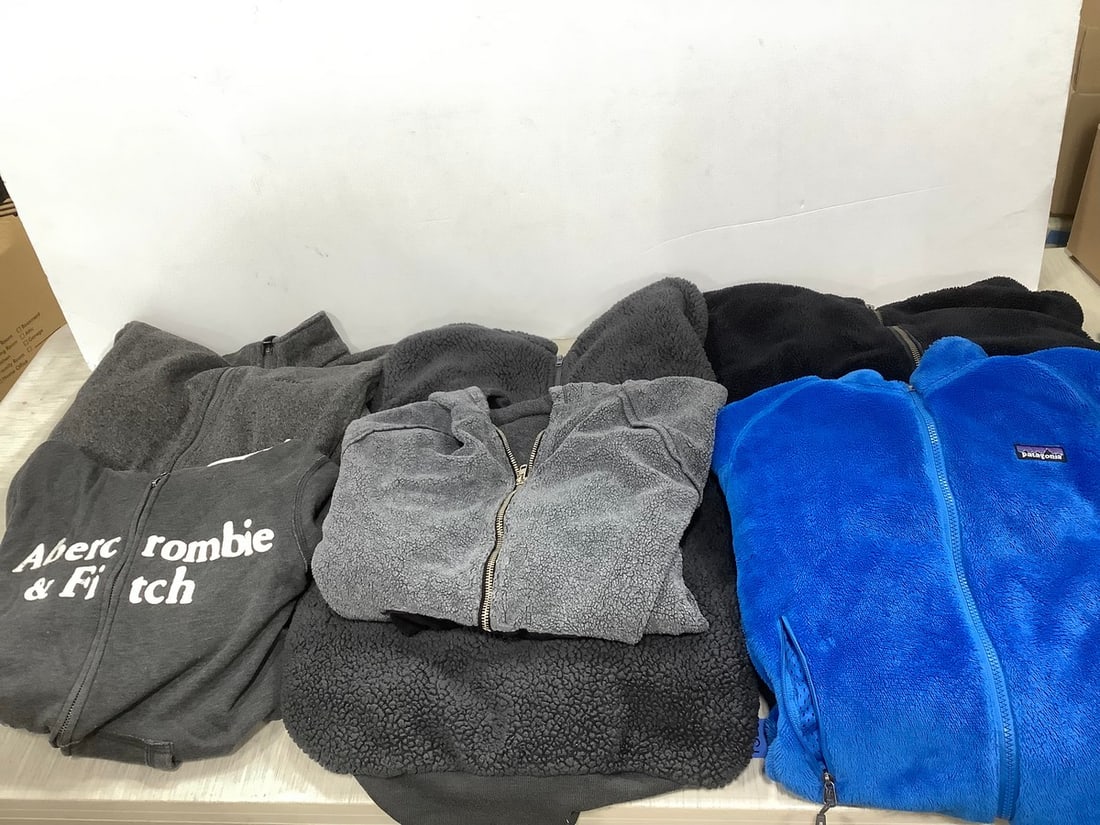 Sweaters in various sizes(Patagonia, Abercrombie & Fitch, and more): Sweaters in various sizes(Patagonia, Abercrombie & Fitch, and more)