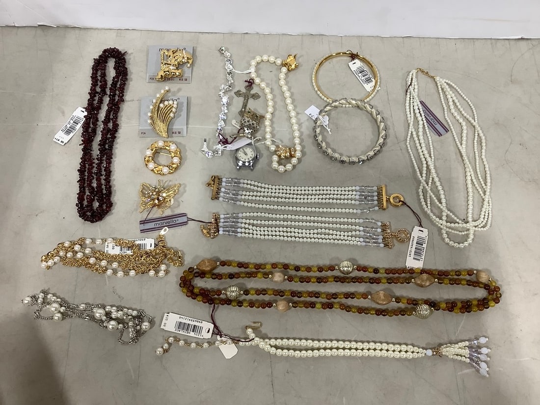 Costume jewelry(bracelets, necklaces, and more): Costume jewelry(bracelets, necklaces, and more)