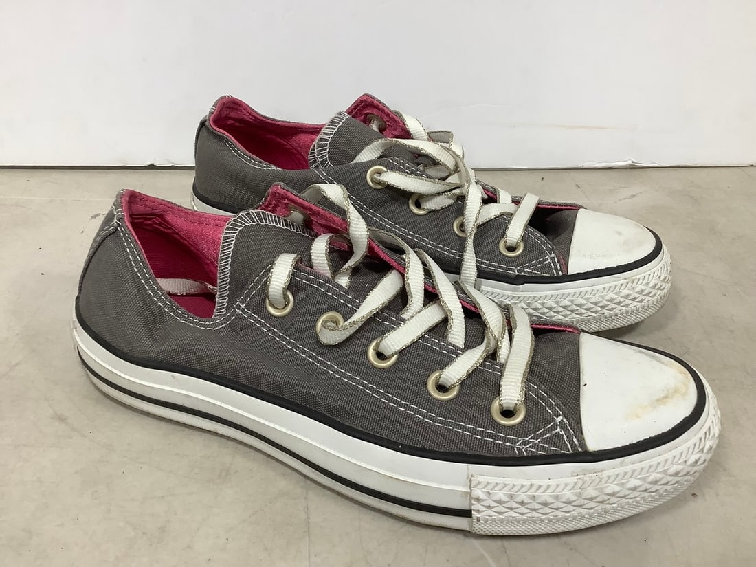 Converse Sneakers (Size: Womens 6): Converse Sneakers (Size: Womens 6)