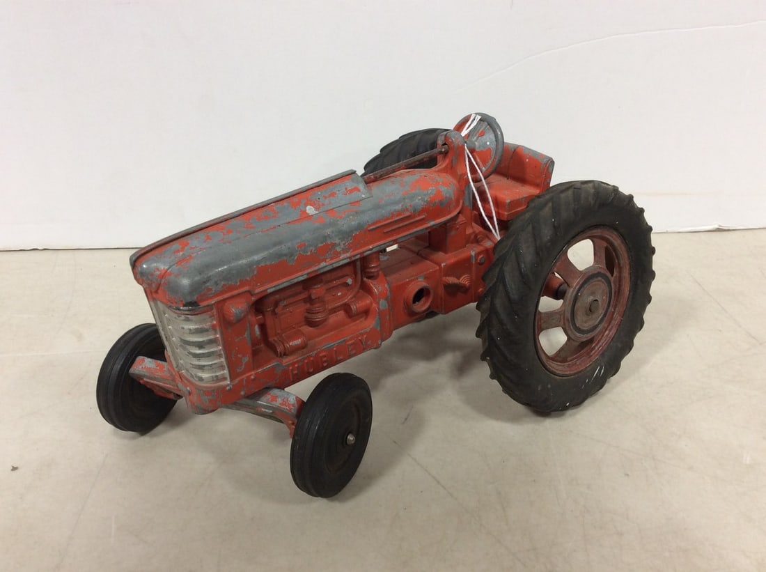 Vintage metal tractor toy: Vintage metal tractor toy