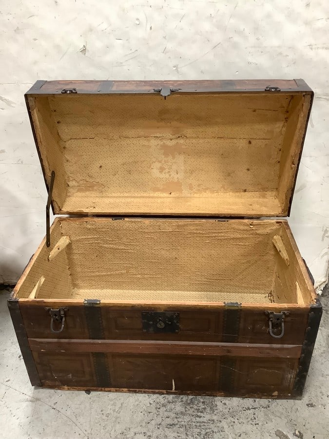 Vintage Chest (18inx26inx14in): Vintage Chest (18inx26inx14in)