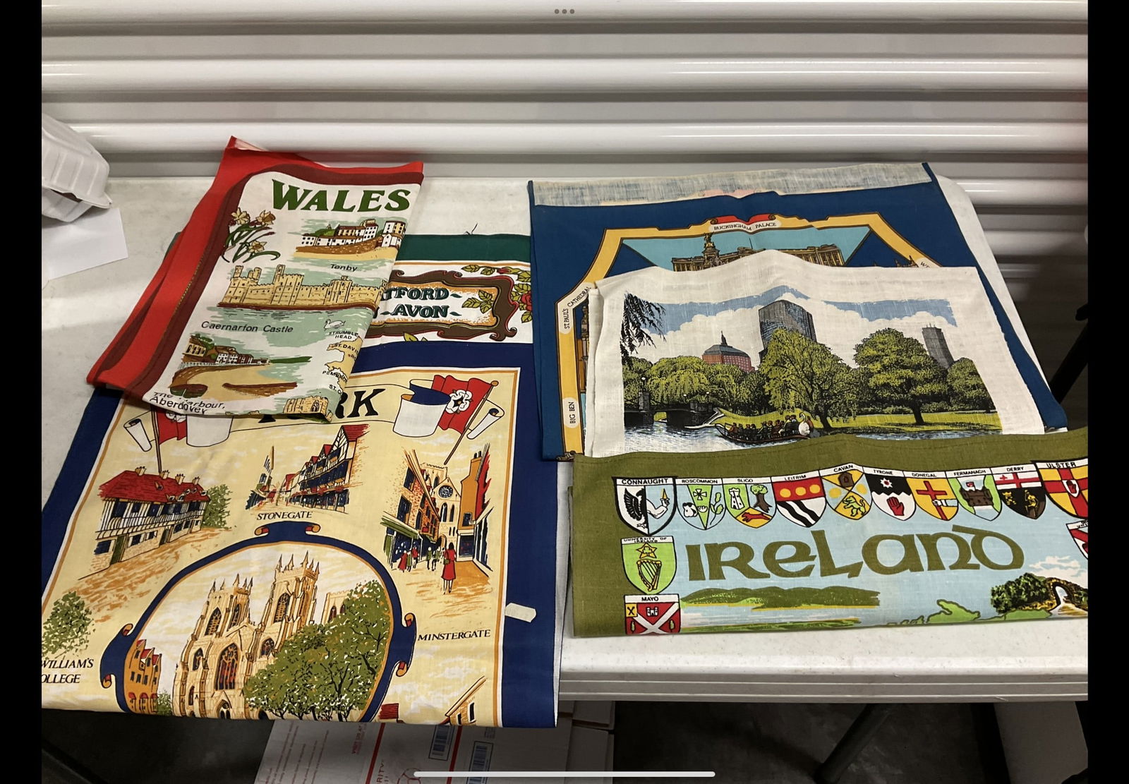 Lot of decorative tapestries (1 of 1)