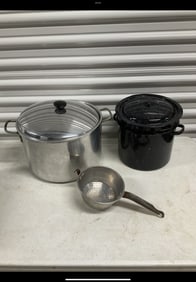 Lot of 2 stock pots and strainer