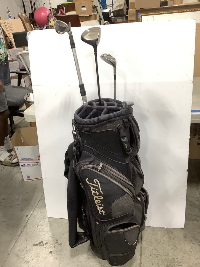 Various golf clubs with club bag: Various golf clubs with club bag