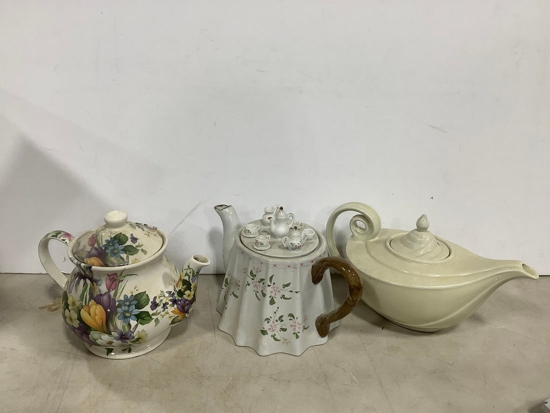 Decorative teapots(7in.tallest): Decorative teapots(7in.tallest)