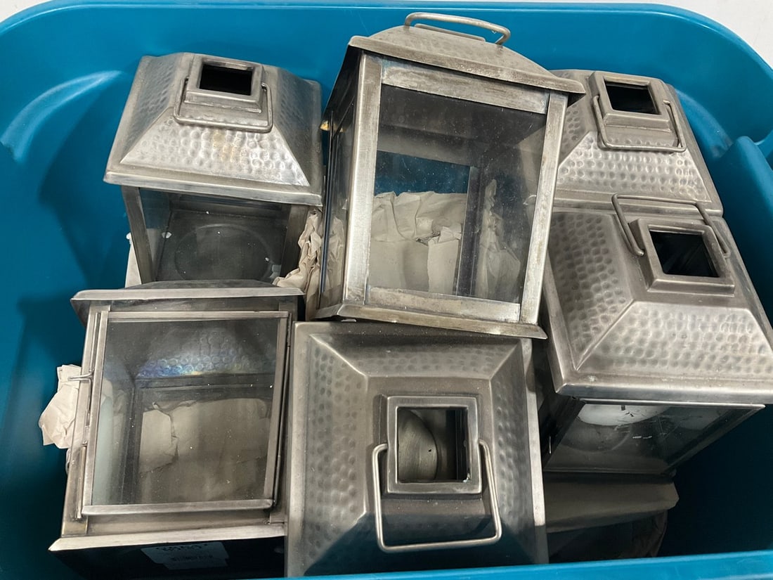Lot of 12 Lanterns (8in Tall): Lot of 12 Lanterns (8in Tall)