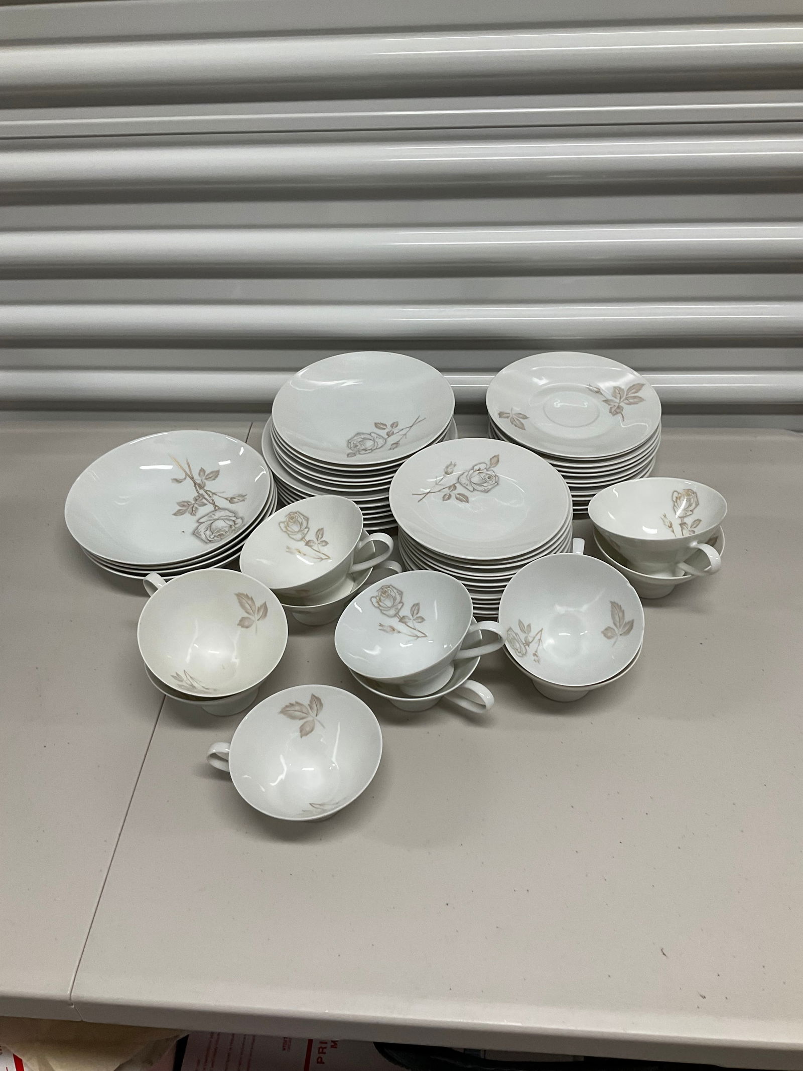 lot of Rosenthal made in German teacups, plates and more: lot of Rosenthal made in German teacups, plates and more