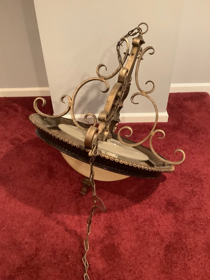 Hanging chandelier light fixture: Hanging chandelier light fixture