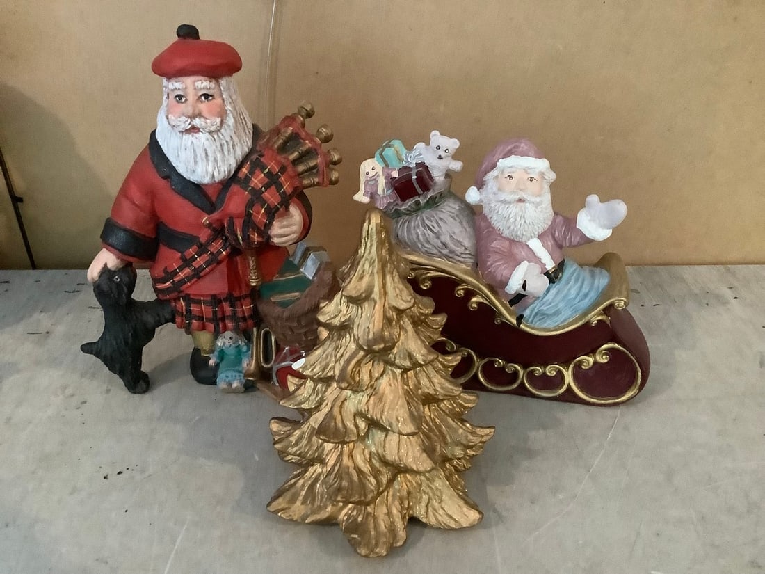 Various Christmas ceramics(8in.tallest): Various Christmas ceramics(8in.tallest)